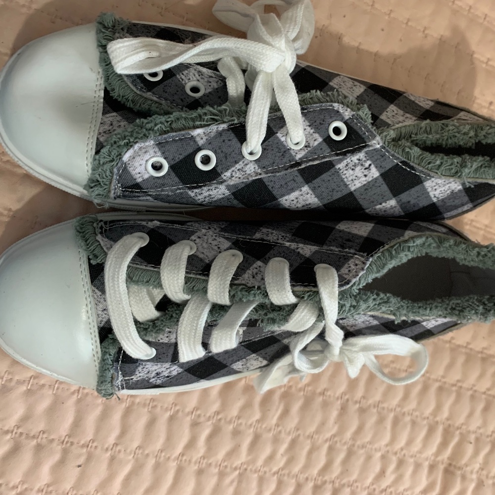 Tennis shoes
